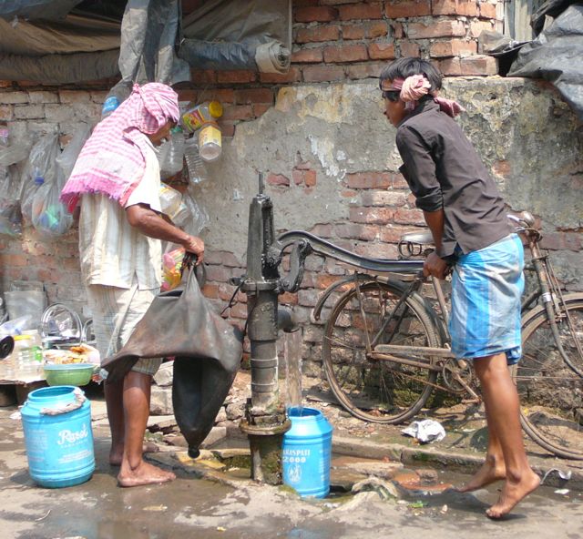 Calcutta-pumping-water